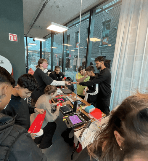 Laboratoire ouvert dans la bibliothèque jeunesse Cube Permeke